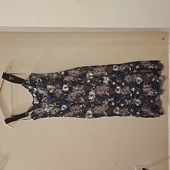 ELLIATT Holiday Edit Collection. Elegant midi-length dress adorned with sequins - Picture 1 of 4